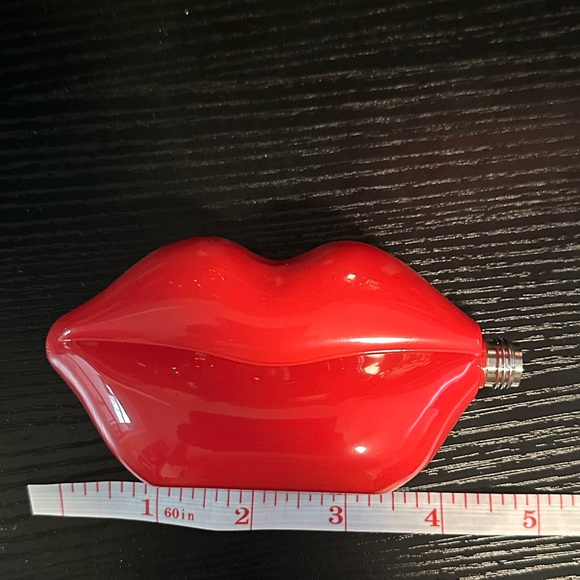 Red Lip-Shaped Makeup Container - Picture 5 of 6